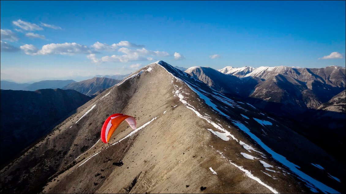 Vol bivouac en parapente.
Des ascendances d'origine thermique et dynamique permettent aux parapentistes d'aller contre la gravité en s'élevant et en prenant de l'altitude.