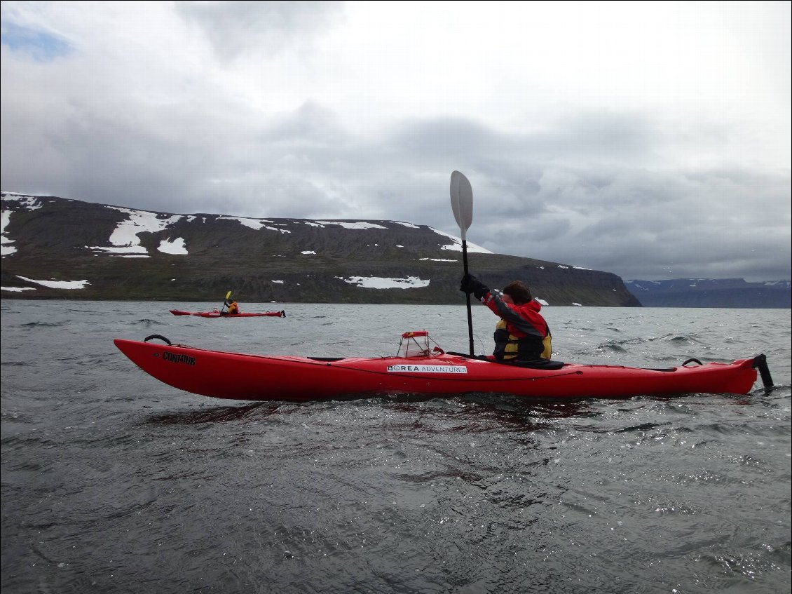 Le vent, surtout quand il souffle de face, est l'ennemi du kayakiste marin.
Ici en Islande, du vent météo venant de la direction opposée, passait au-dessus du fjord pour en redescendre en accélérant de l'autre côté, là où nous pagayions.
