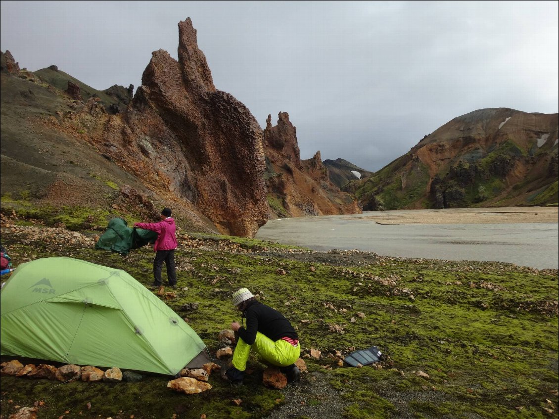 Islande, bivouac dans la région du Landmannalaugar.
Comme souvent en Islande, le vent souffle fort et, après une grosse rafale ayant arraché certains de nos ancrages, nous arrimons plus solidement les tentes.