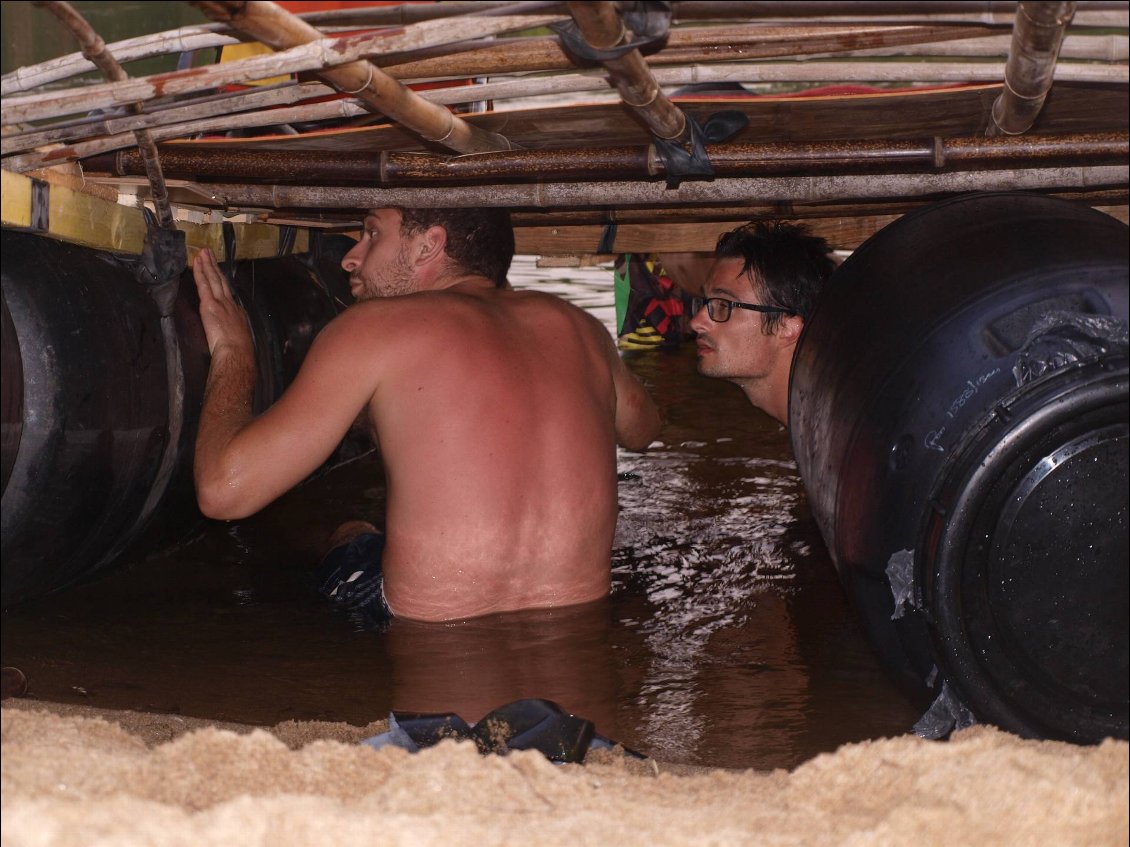 réparer le radeau est l'une des activités du soir...