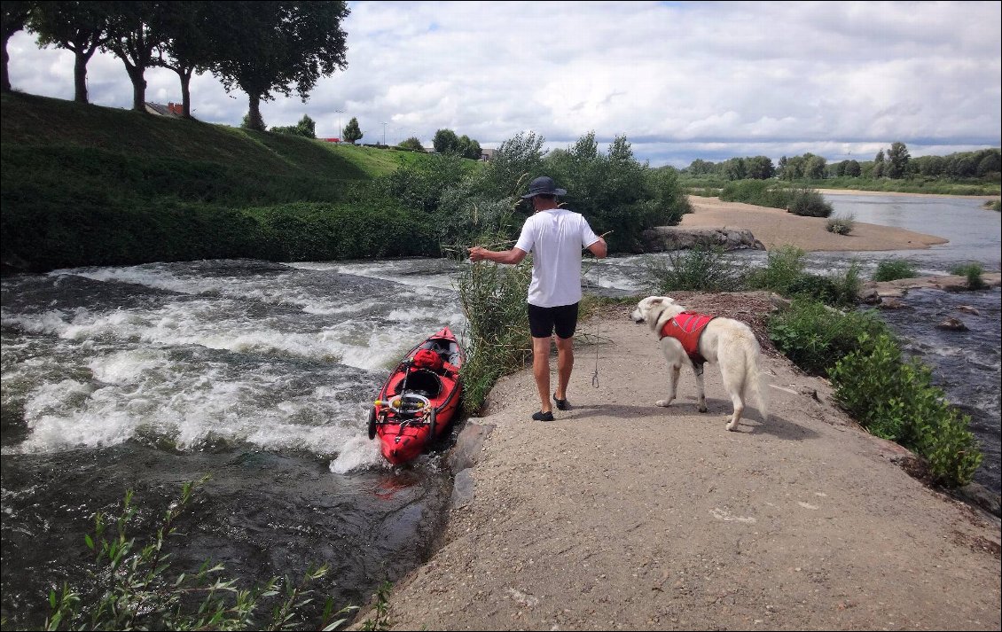 Barrage à Moulins rive gauche. Alex promène son kayak et son chien.