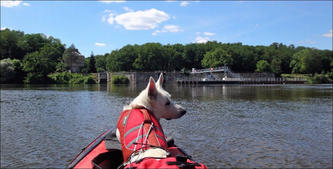 Le barrage de l'écluse des Lorrains - Un portage sur la rive gauche est possible en empruntant la route. Mais nous choississons de passer rive droite.