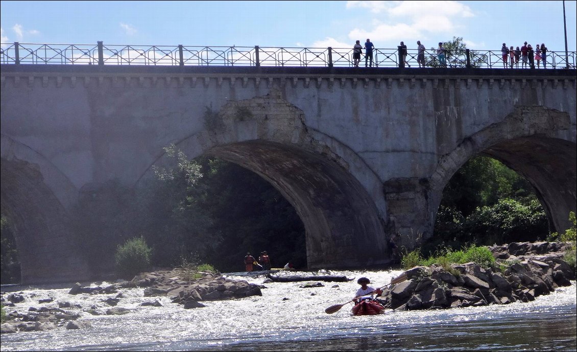 Le pont du Guétin - Rive gauche, on a fait glisser le kayak le long de la digue de pierres.