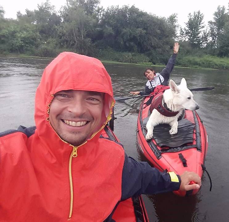 Après les éclaircies du matin, place à une pluie continue tout au long de la journée. 
Nous apprécions de pouvoir juper nos kayaks pour se protéger de la pluie et rester au chaud. Quant à Joon, il subit la pluie en faisant la truffe ;-) Nous nous abritons sous un pont pour la pause de midi, pas très gai