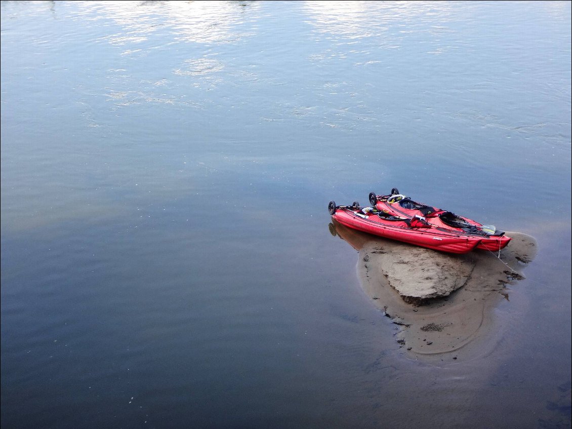 Nous garons les kayaks et grimpons sur une écluse pour aller la visiter.