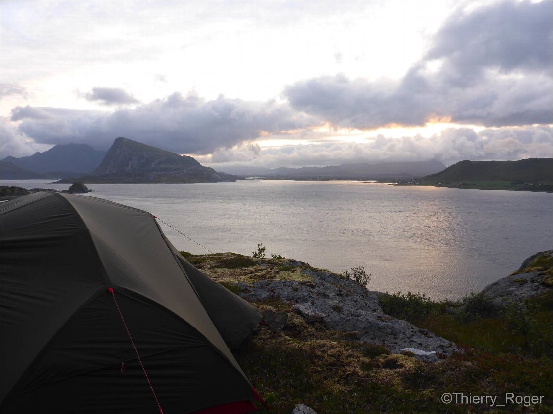 Bel emplacement de bivouac qui s'avèrera exposé au vent ... il eût fallu continuer encore 3 ou 4 km.