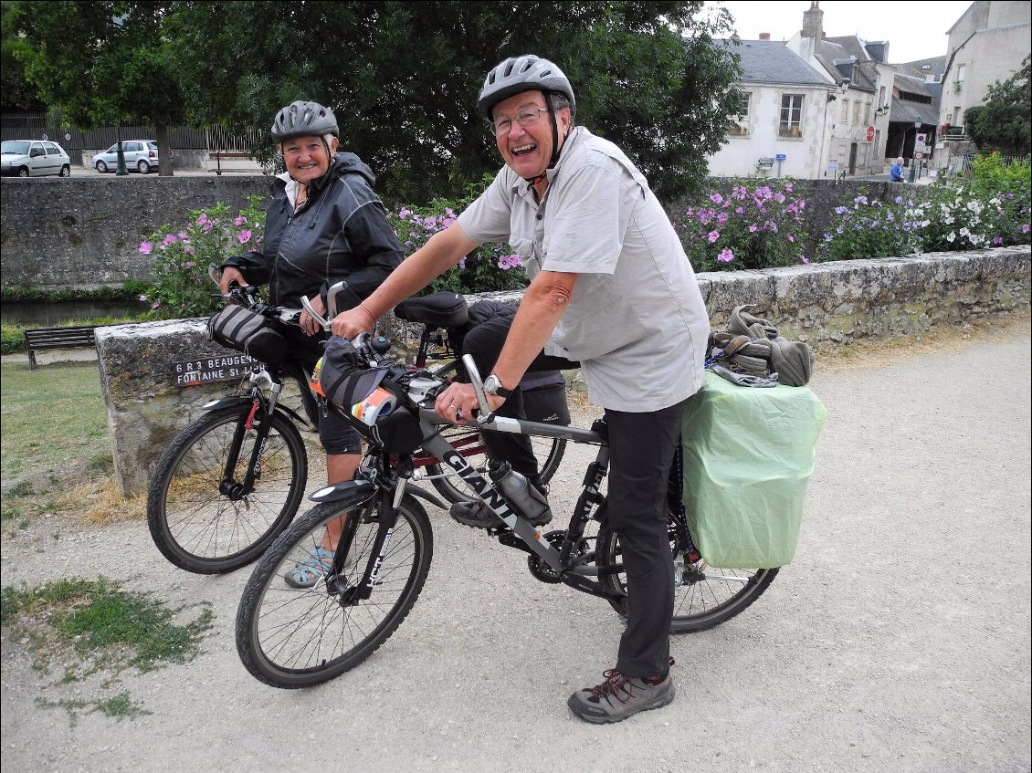 Nous croisons les cyclistes à midi à Meung-sur-Loire, la pleine forme!