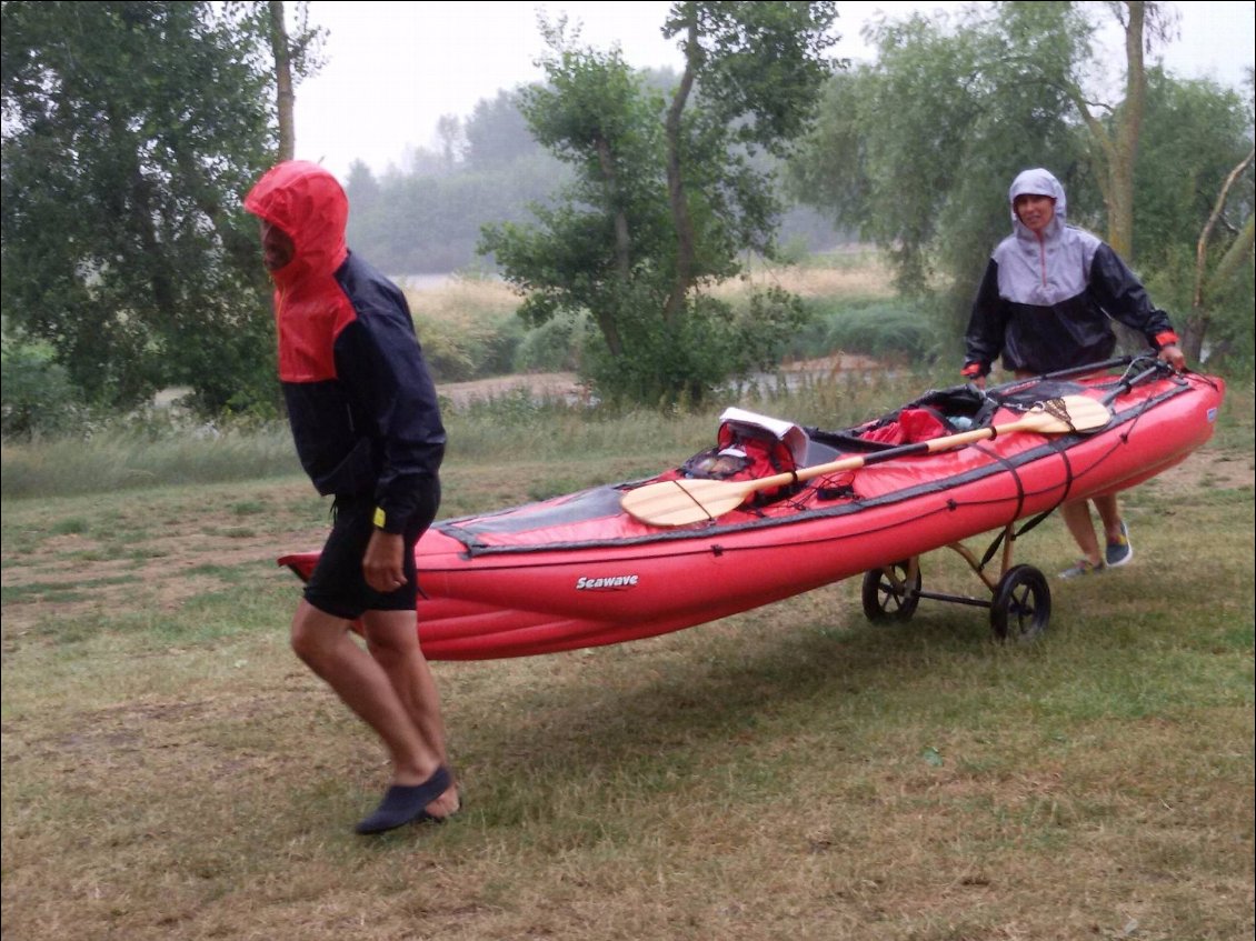 Nous nous arrêtons à Saint Dyé, transis de froid, au club de kayak à la sortie du village, il y a quelques tables de picnic.