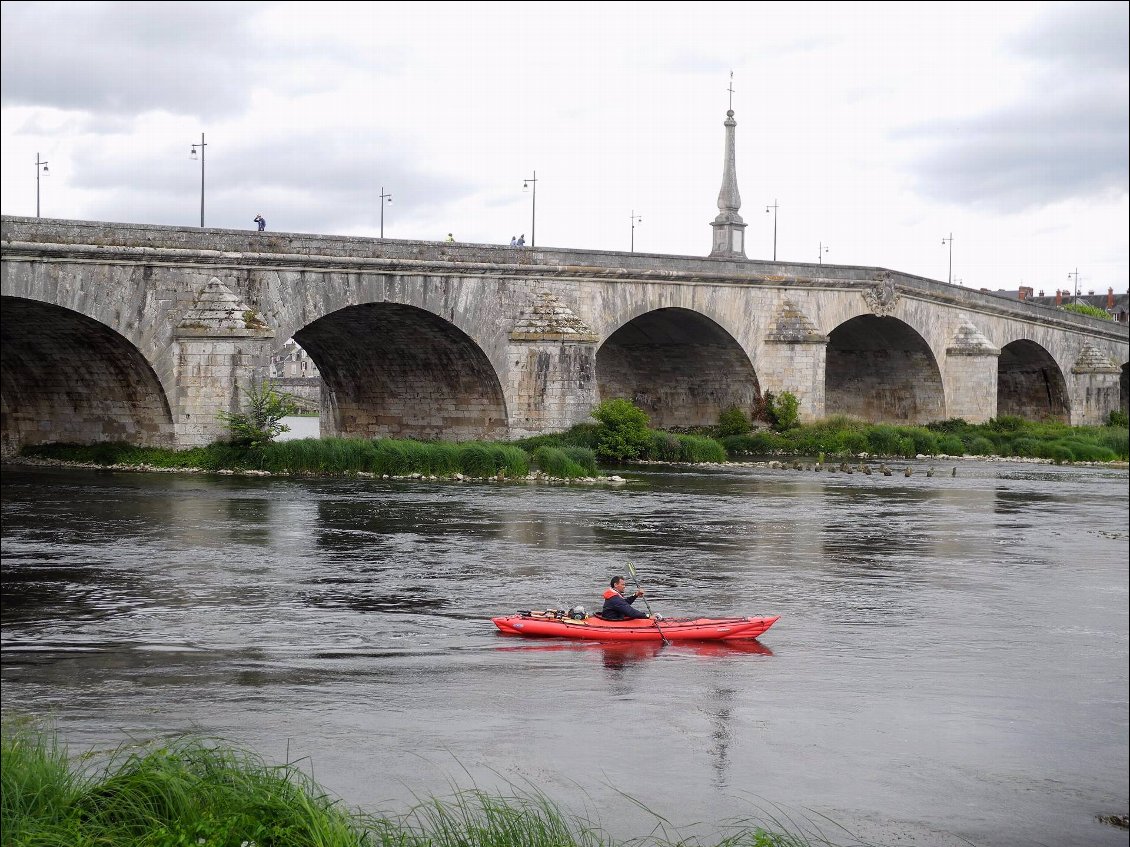 Alex s'amuse une dernière fois dans les rapides à Blois.