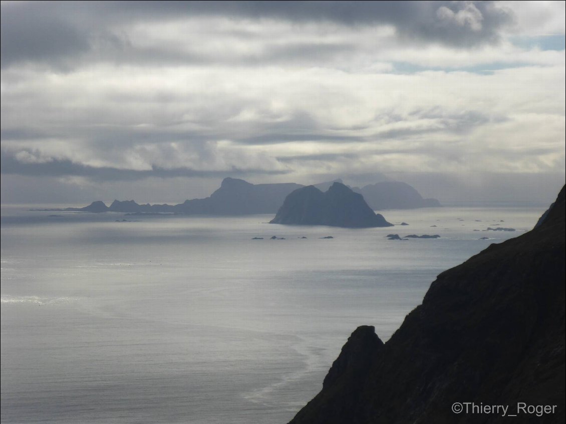 Au loin l'île de Vaeroy