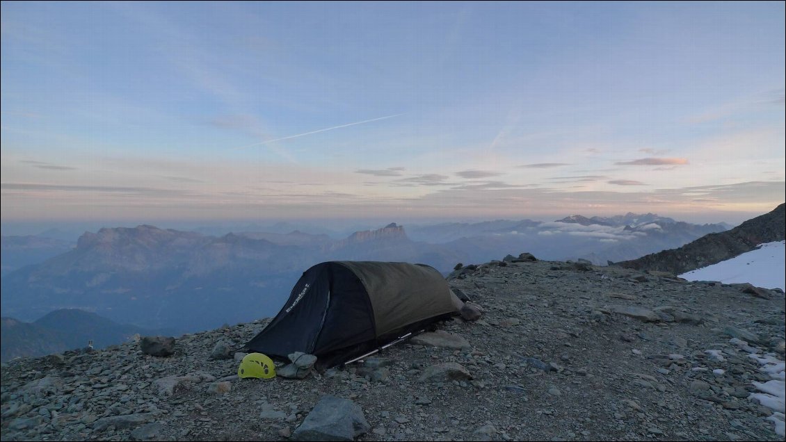 Acclimaté, on peut bien dormir à Tête Rousse en bivouac...vue imprenable !