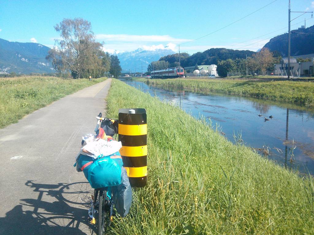 Premiers tours de pédale sur la piste cyclable, avec le train de l'autre côté du canal