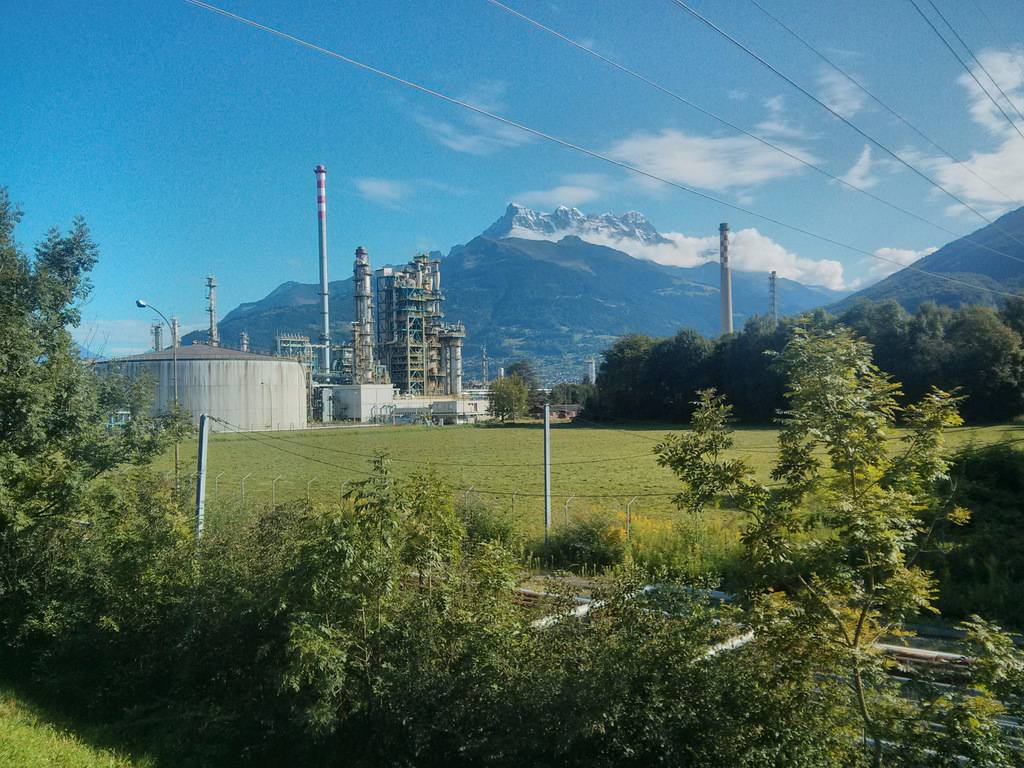 Usine et ligne électrique sublimées par le paysage