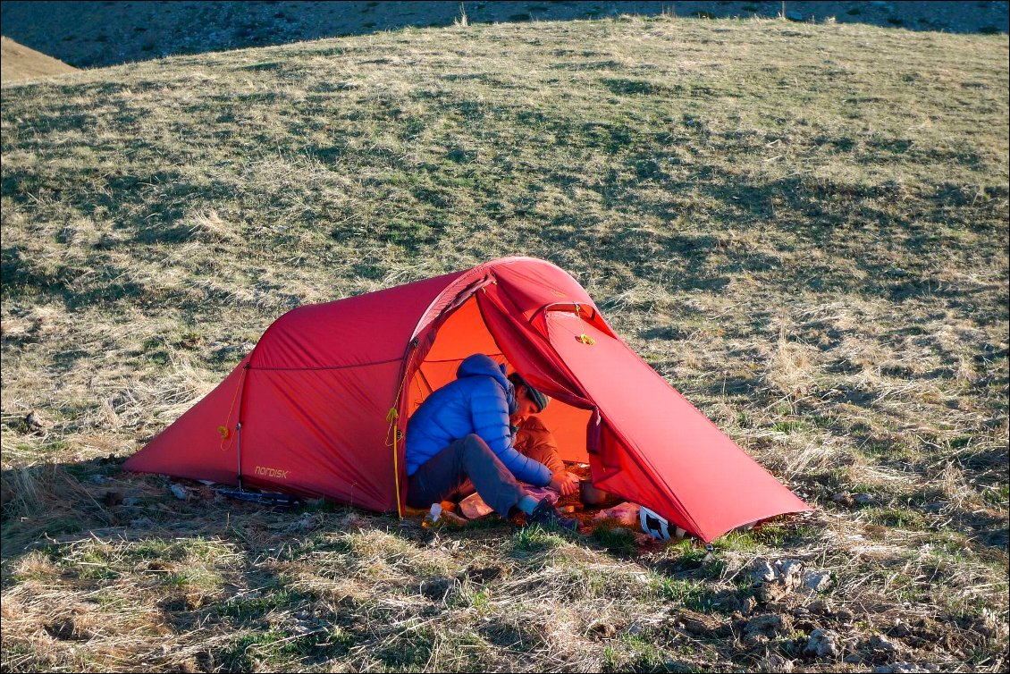 En mode tarp, l'espace intérieur est très confortable pour deux.