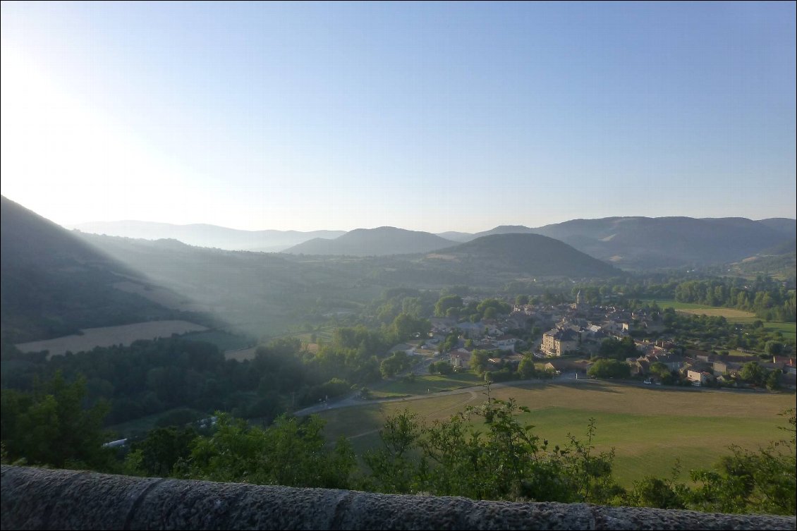 Nant au petit matin en montant sur le plateau du Larzac