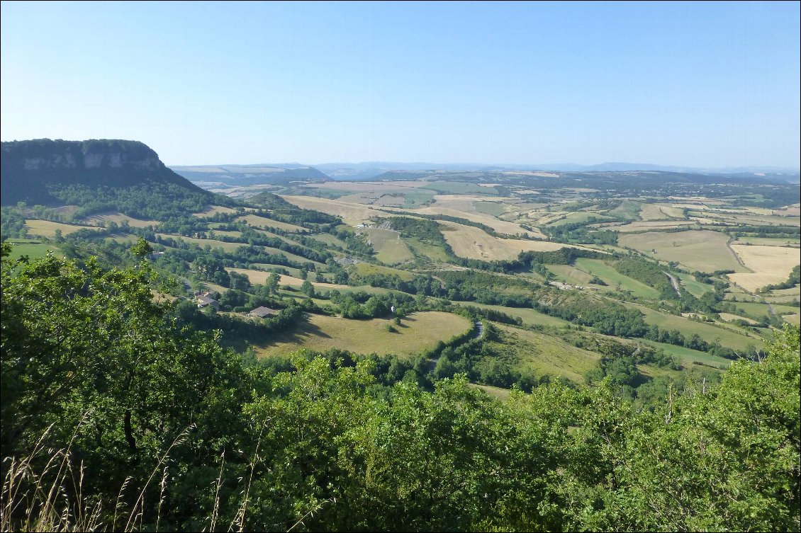 Après la traversée du plateau du Larzac, la descente dans la plaine vallonnée de St jean St Paul dans le Tarn.