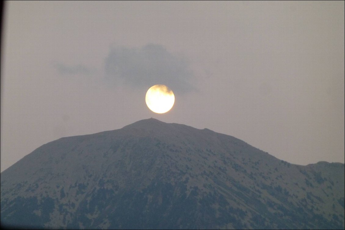 une belle surprise ce lever de lune à Mont Louis