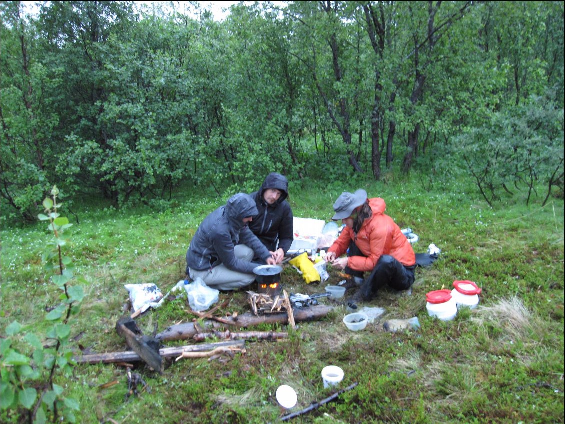 Après des heures de pluie, le bois est trempé jusqu'à l'âme et il faut batailler pour maintenir un petit foyer. Photo prise vers 2h du matin après une sieste visant à laisser passer les averses ! :-)