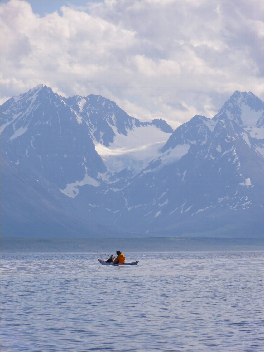 Pause pêche avec en fond les Alpes de Lyngen.