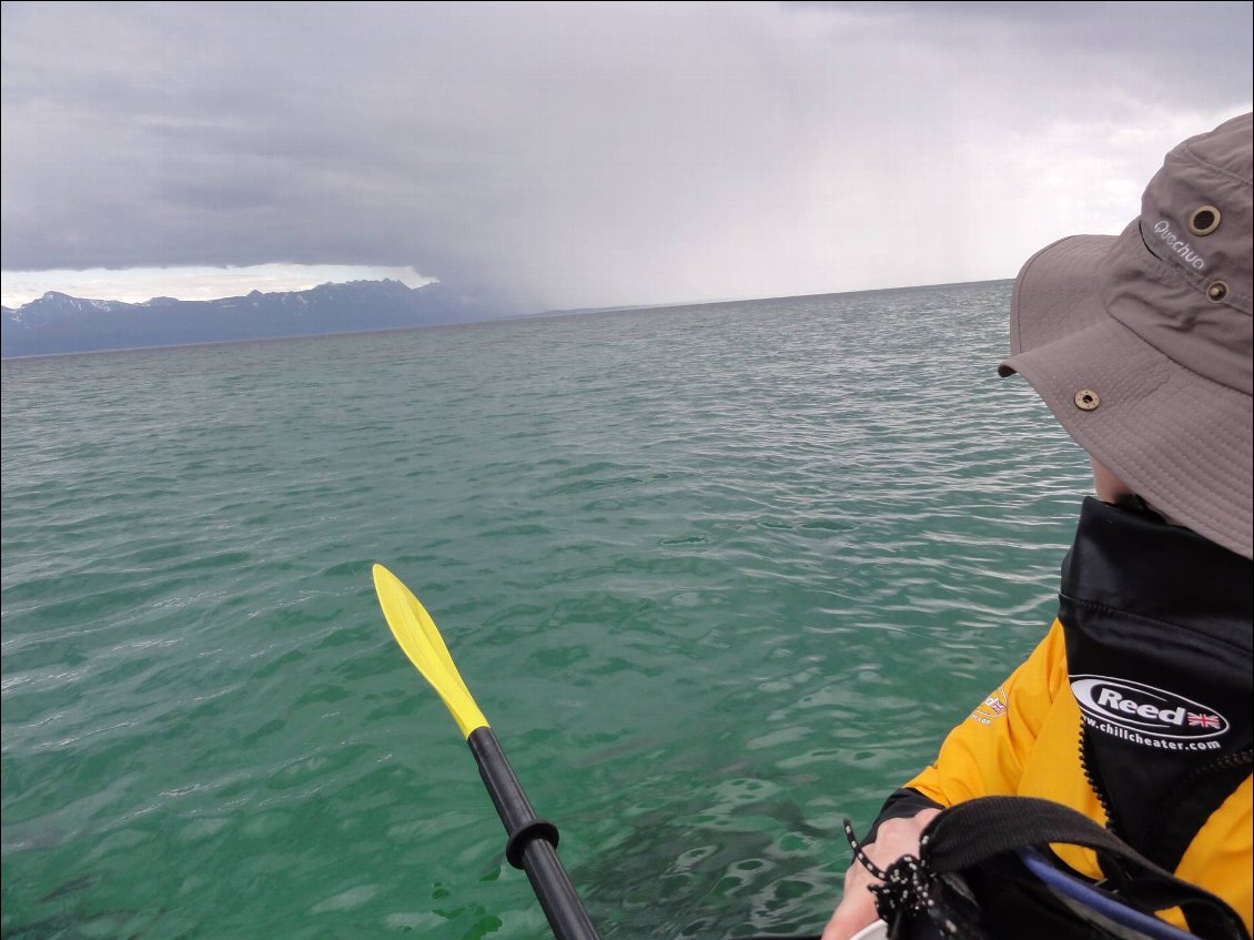 Temps gris et frais, anorak de kayak de rigueur. Le mauvais temps arrive, il est temps d'accoster !