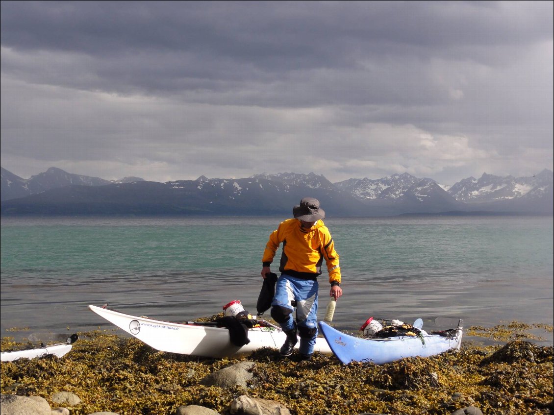 Pantalon et anorak de kayak semi-étanches. Bottes néoprène.