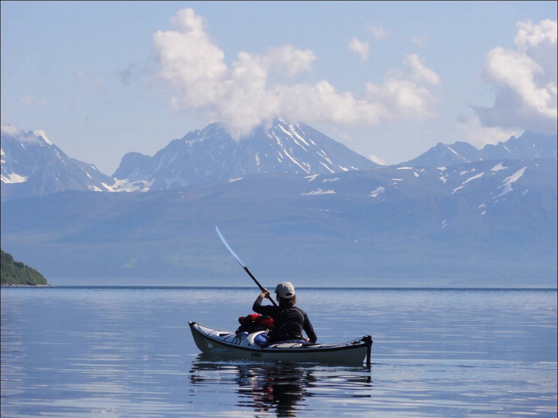 Séverine sur une mer d'huile sur fond d'Alpes de Lyngen