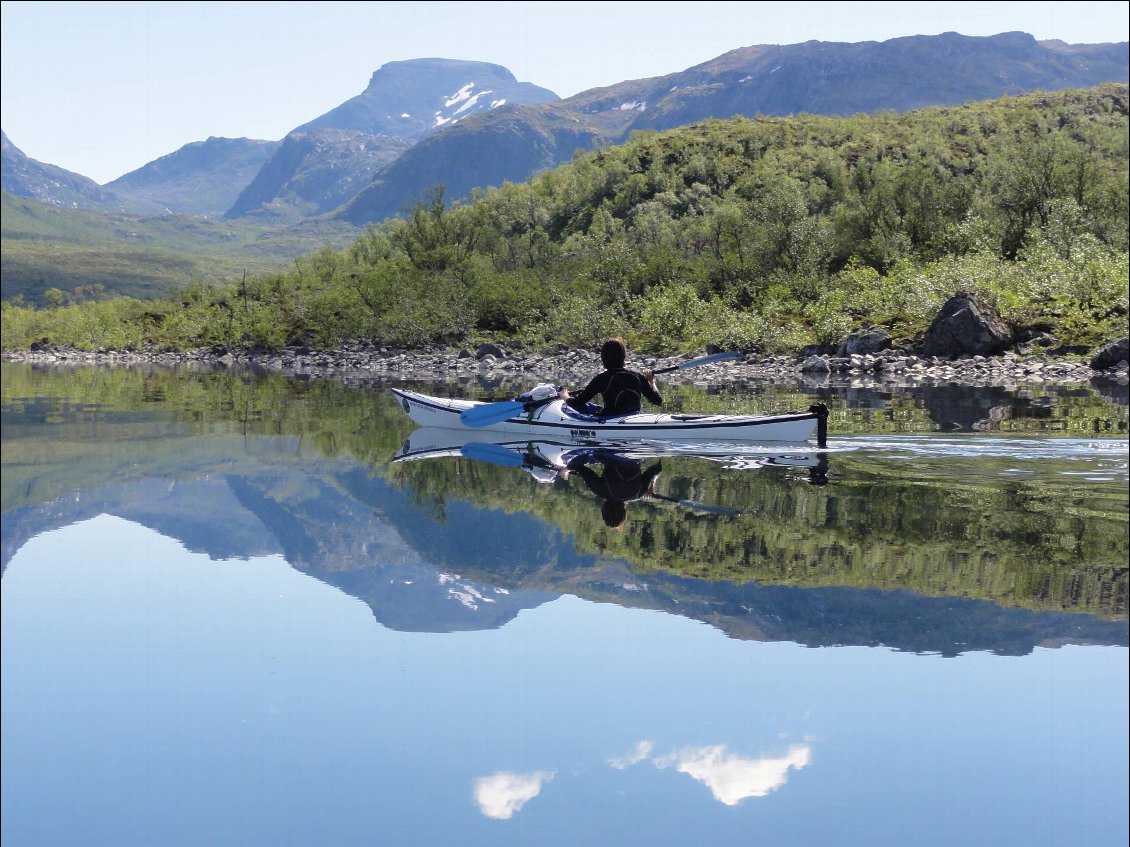 Séverine, aux anges dans les conditions calmes que nous avons eues sur le lac de l’île Ringvassøya.