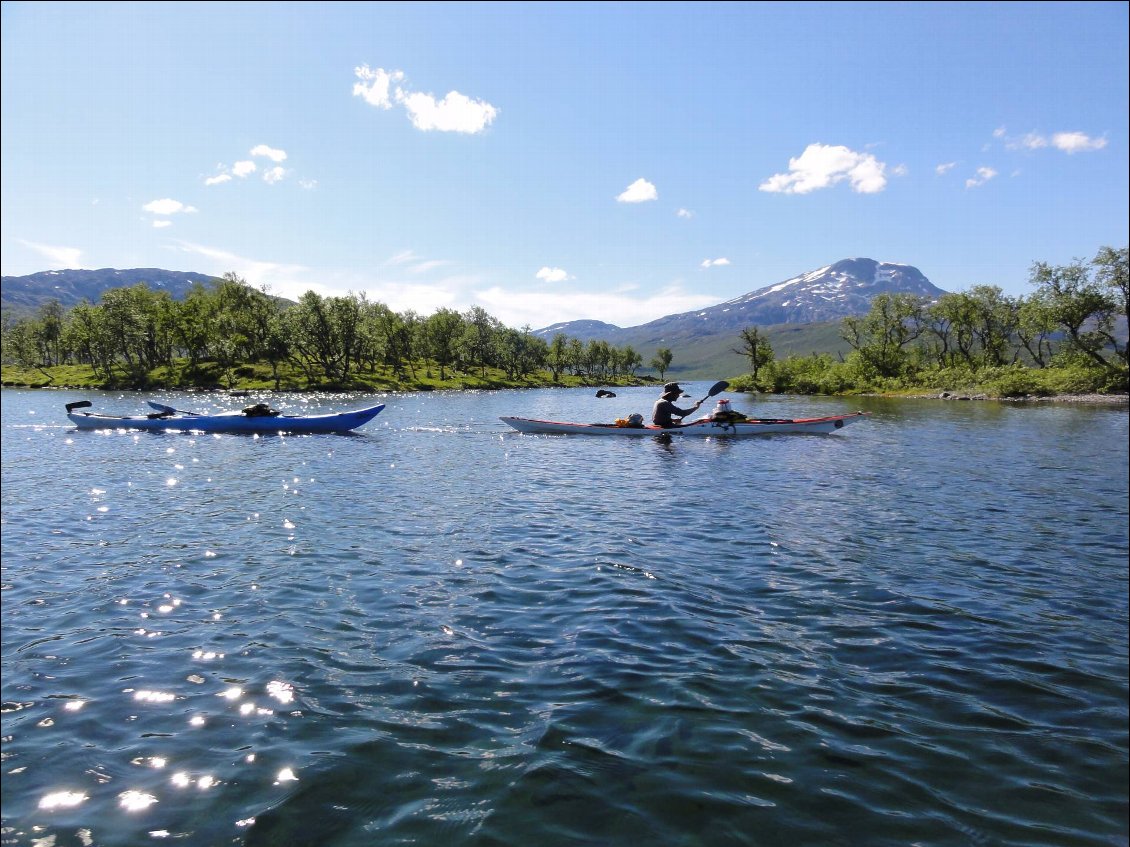 Le remorquage des kayaks est facile quand les conditions sont aussi bonnes que cette journée-là.