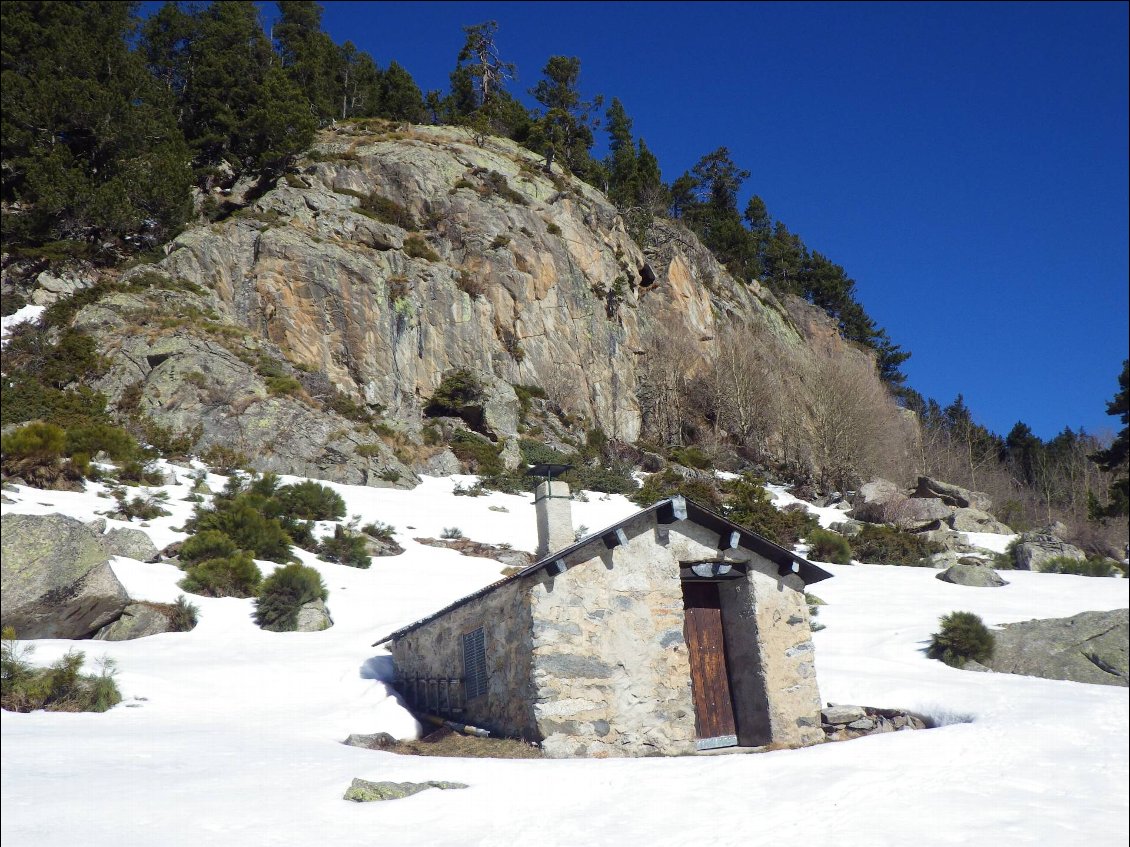 Couverture de Circuit en raquettes :  les cabanes ariègeoises