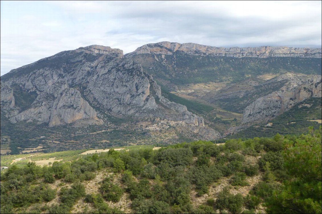 Avant de descendre dans la plaine de Tremp, un village accroché dans les rochers.