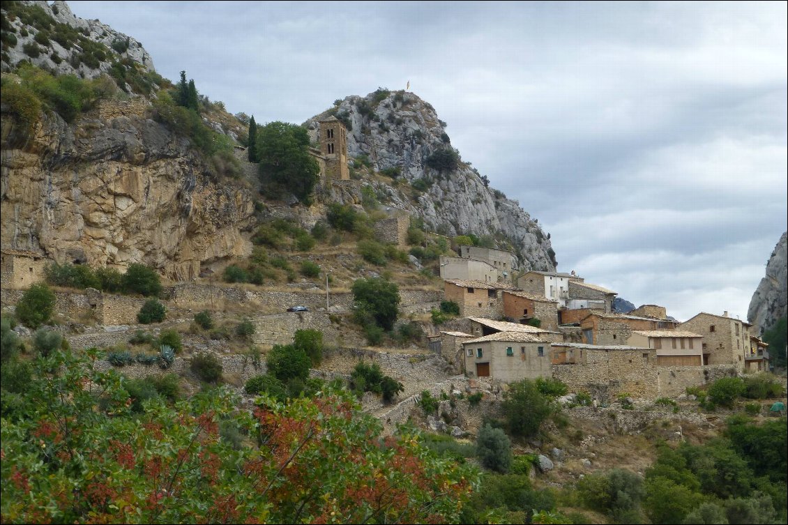 Des cultures d'amandes et d'olives en terrases