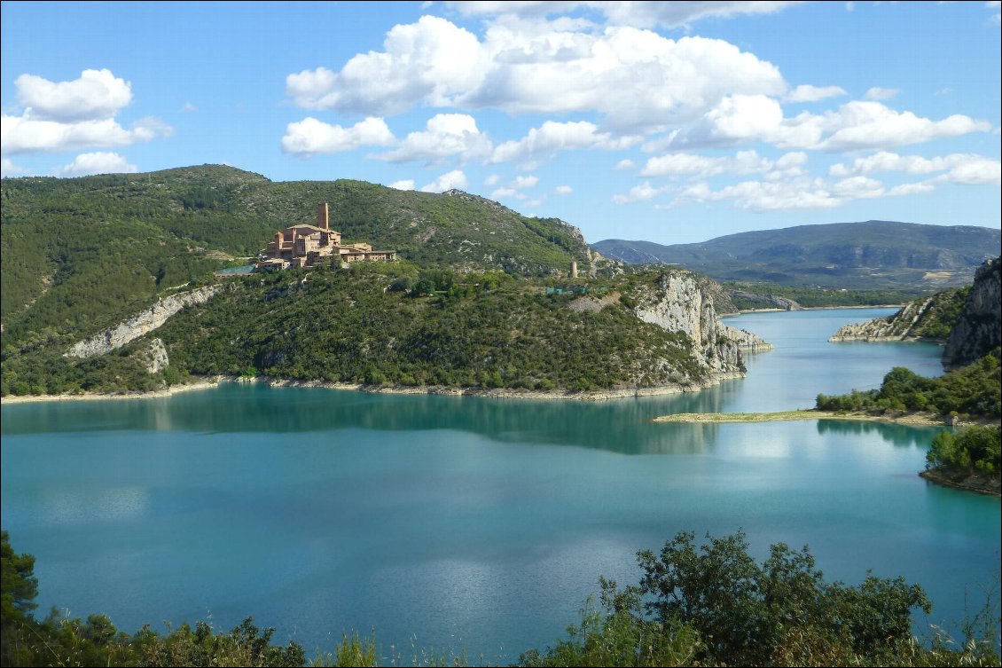 Rio Cinca avec le monumental sanctuaire de Torreciudad