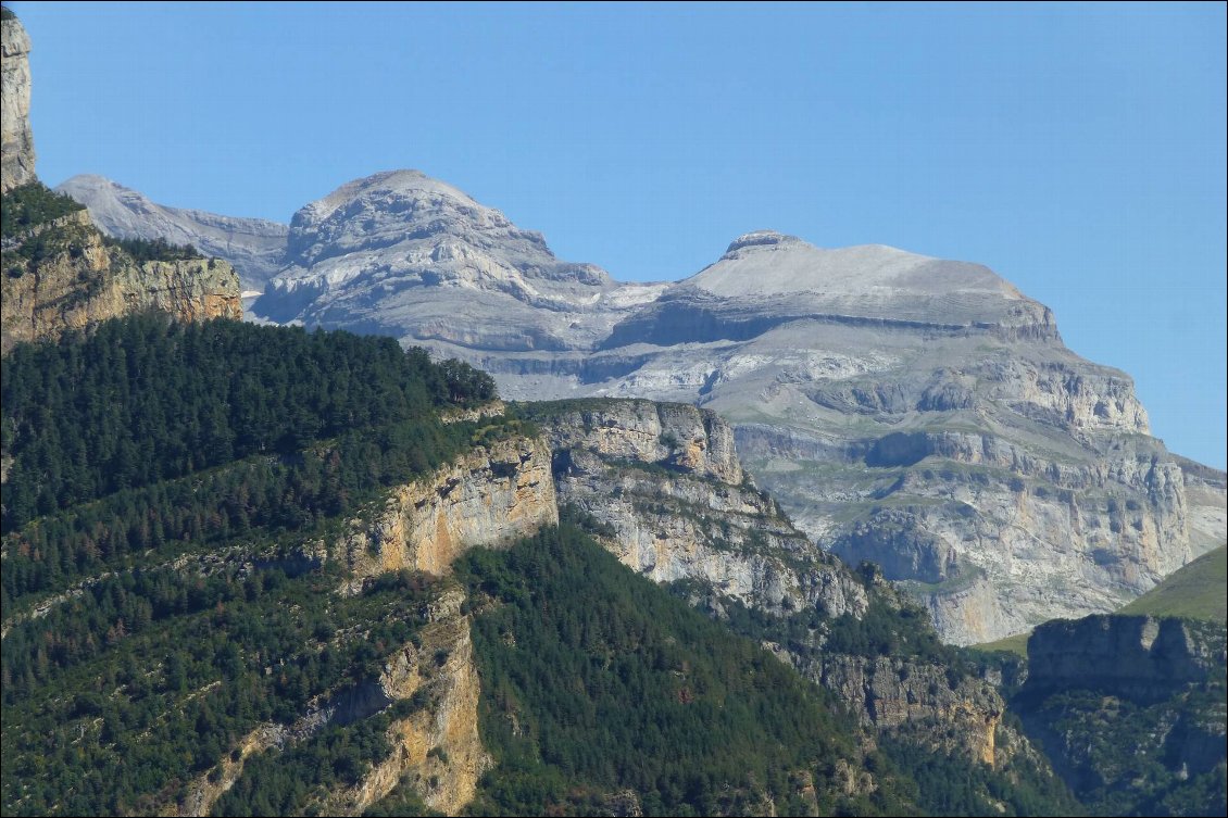 Superbe contraste où l'on devine l'entrée du canyon d'Anisclo