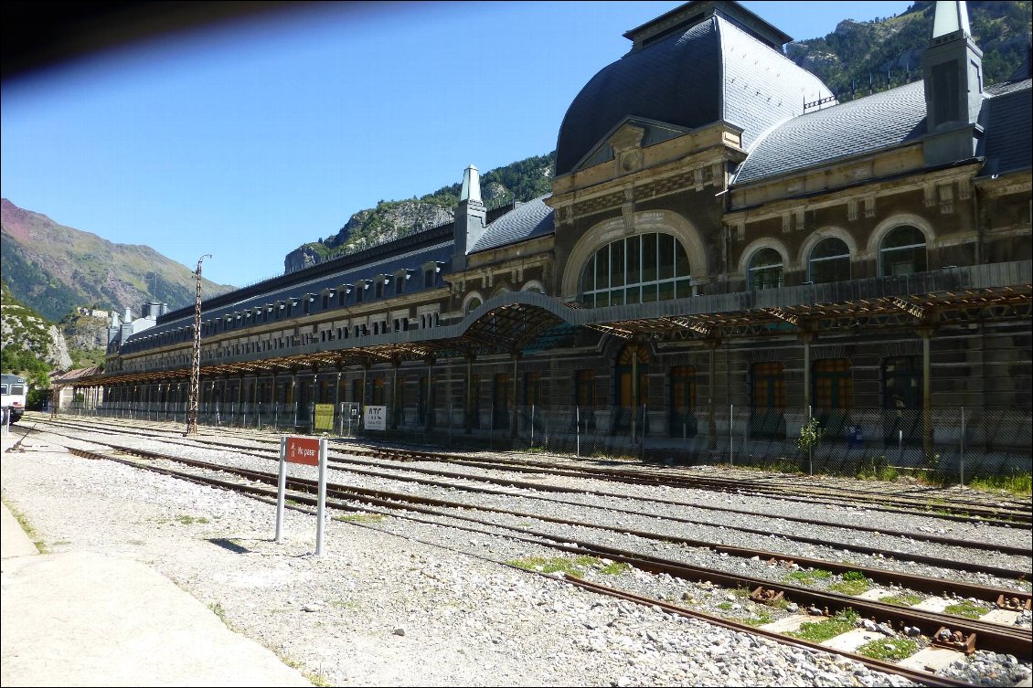 Estacion de Canfranc : A l'abandon depuis 1970 car le trafic s'est arrêté suite au déraillement d'un train et la destruction d'un pont coté français. On peut la visiter.