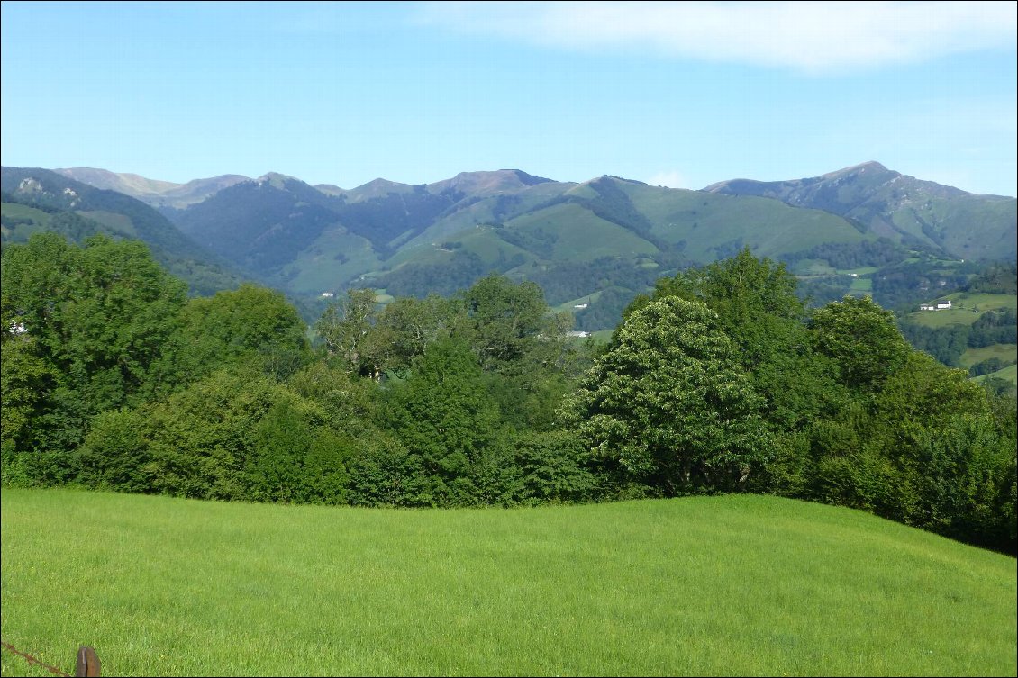 En haut, en face, le Col de Bagargi