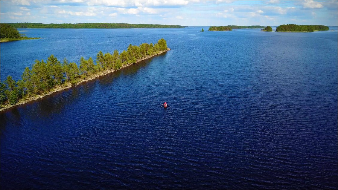 Nous naviguons plein Est depuis quelques jours et à l’extrémité de ce lac, nous pointerons plein Sud vers la frontière russe.