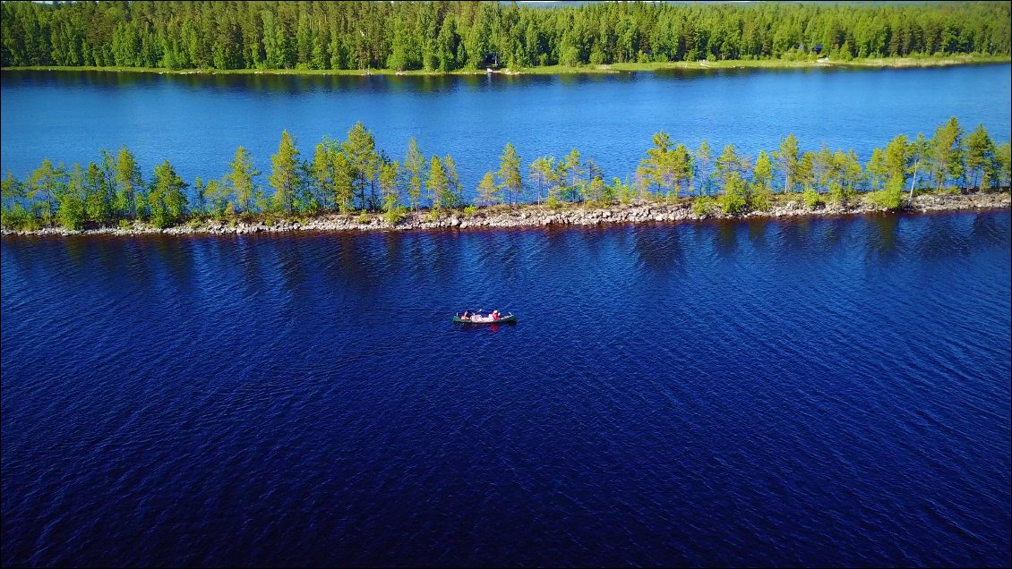 La fin de journée est estivale à notre arrivée sur cet énorme lac paisible.