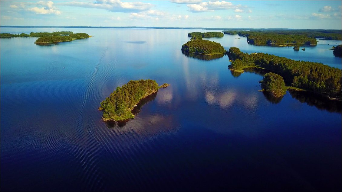 Nous nous arrêtons pour une pause parce que ce n'est pas possible de résister à tant de calme et nous laissons le canoë faire du sur place. le canoë est visible.