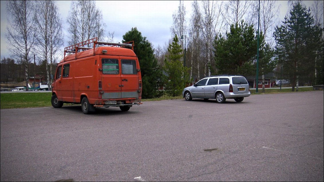 Le jour de notre arrivée, après avoir monté la tente et déposé le canoë, nous sommes allés à Oravi, dans un centre qui loue des kayaks, pour y laisser la moitié de la nourriture. www.oravivillage.com L'accueil de Marie Louise fût inattendu puisqu'en moins de cinq minutes tout était réglé. Nous n'avons jamais été aussi bien accueillis, aidés et écoutés qu'en Finlande.