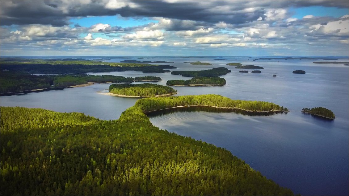 La Finlande c'est le paradis du canoë puisque c'est le pays qui possède la plus grande étendue d'eau douce par rapport à sa superficie.