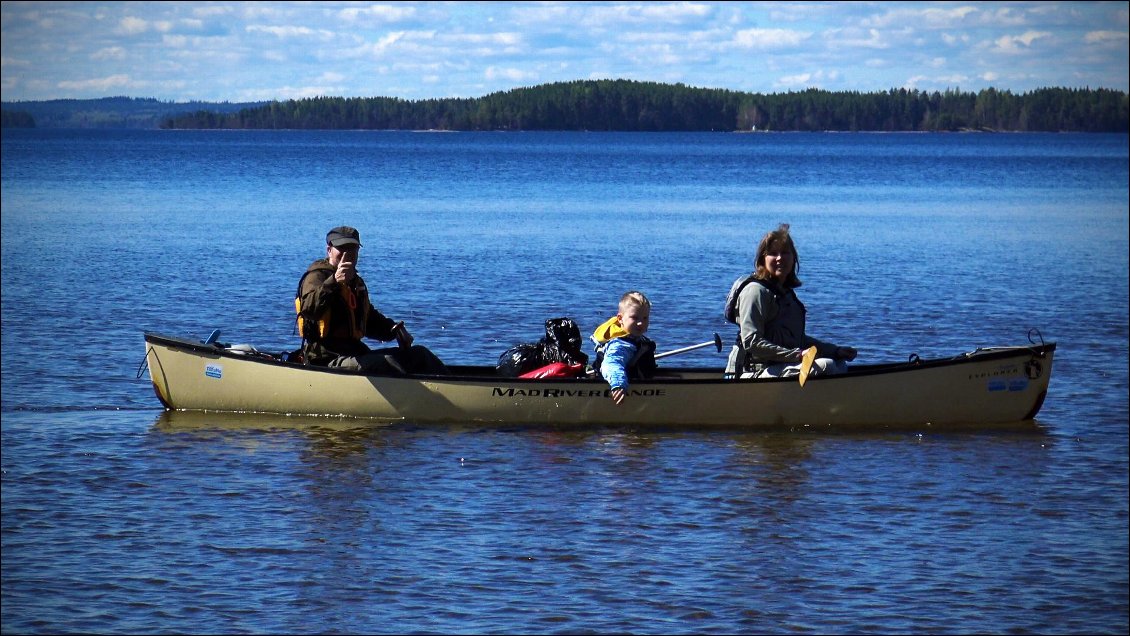 Des Finlandais en canoë ! Nous échangeons quelques mots et tout le monde se salue en se souhaitant bonne navigation...nous n'avions jamais connu autant d'attentions à notre égard et ce, depuis notre arrivée...On commence à se dire qu'ils sont vraiment sympas les Finlandais.