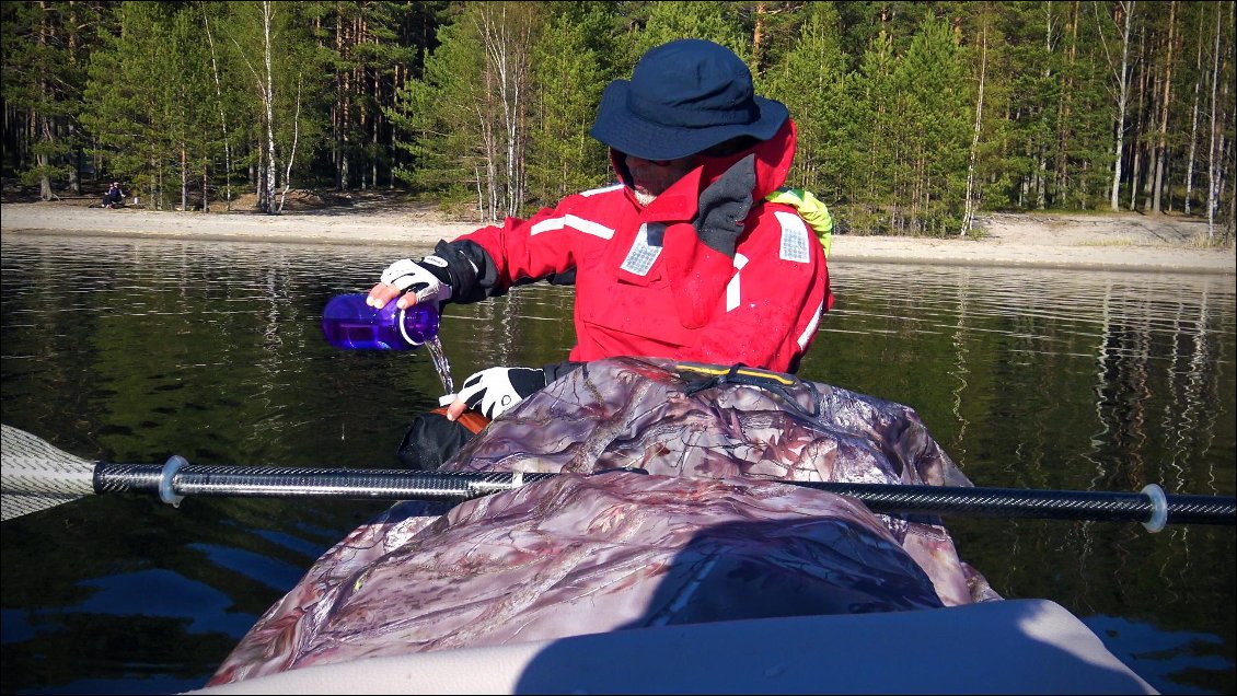 On ne s’embête plus a filtrer l'eau ! Elle est si claire, fournie en poisson et avec un gout divin, alors comment pourrions nous croire qu'elle est mauvaise...Le filtre est tout de même du voyage.