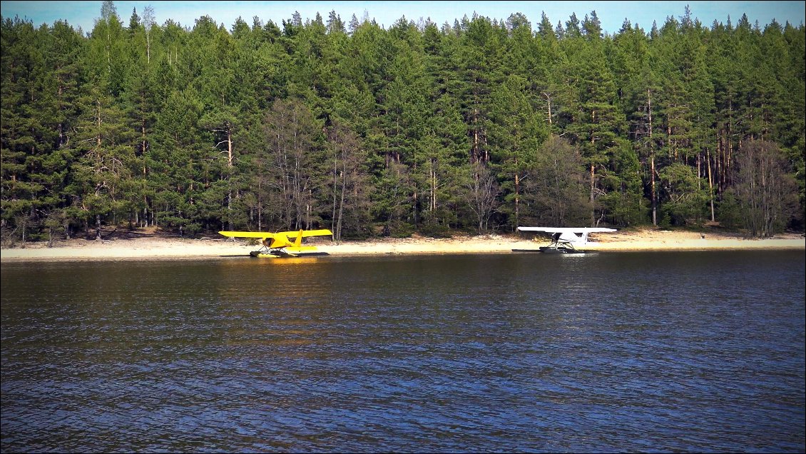 Nous repassons devant notre premier bivouac....canoë ou hydravion, c'est peut-être une question de standing !