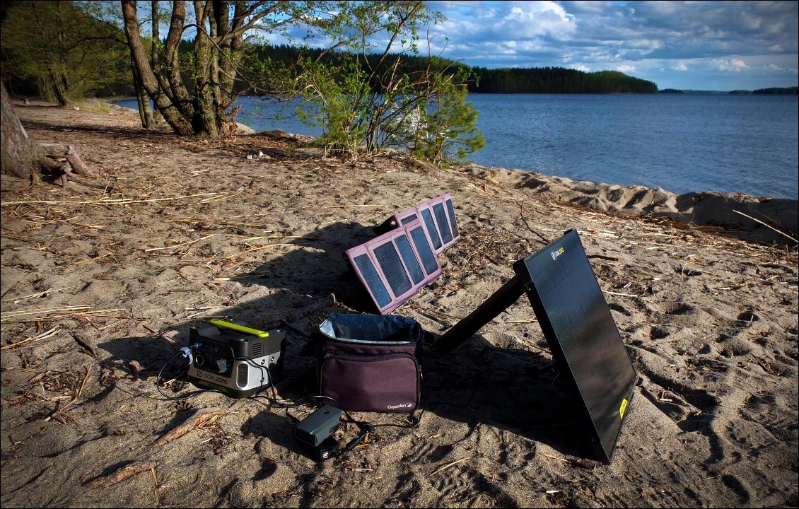 Le panneau solaire rigide et les souples, tous chaînés, nous offrent une possibilité de 57 watts de charge, ça marche du tonnerre ! La batterie yéti 150 nous permets de recharger 2 batteries de drone, mais avec du soleil et un bon roulement, il est possible de faire 6 recharges en une journée. Plus de 100 vols de drone ont été effectués durant la durée du voyage.
Une batterie dure normalement 27 minutes.Cependant le temps de vol est souvent réduit en fonction de nombreux facteurs, le principal étant le vent et le plus redoutable reste le froid.