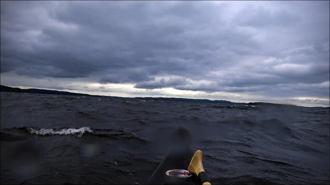 On ne se doutait pas qu' à l'arrivée de cette longue navigation mouvementée, nous aurions la chance de dénicher un sauna abandonné, sur une île tout aussi déserte.