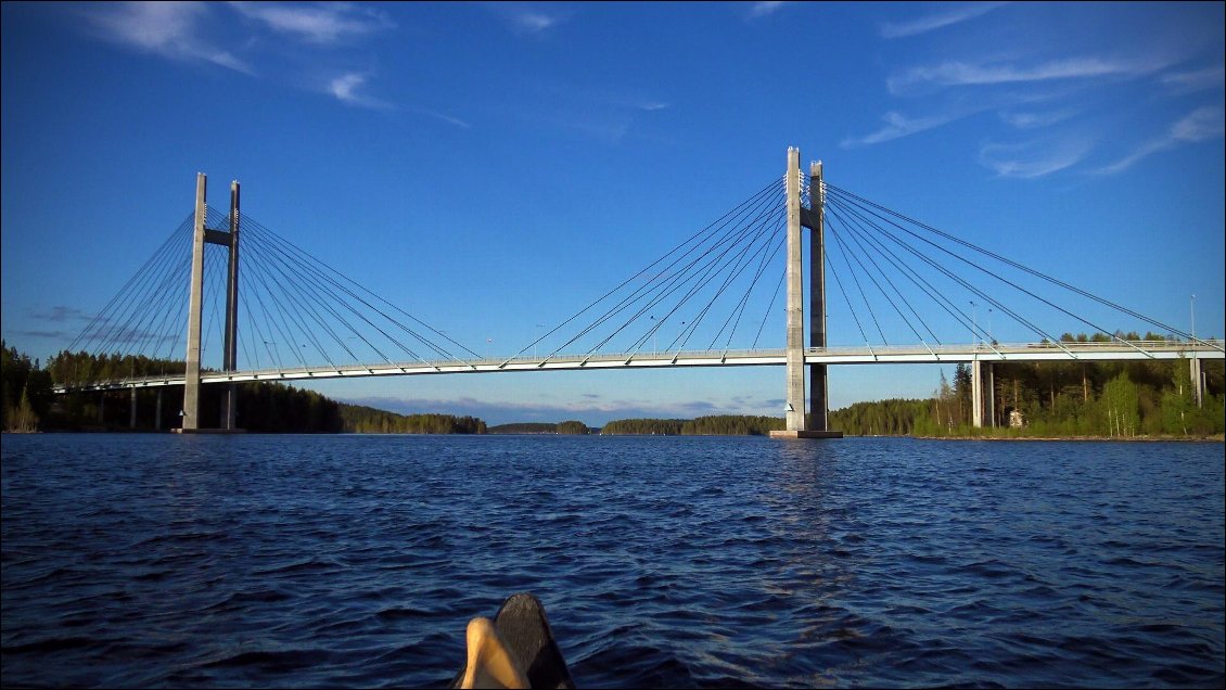 Les vents nous sont généralement propices et jamais inquiétants. Ici un pont routier.