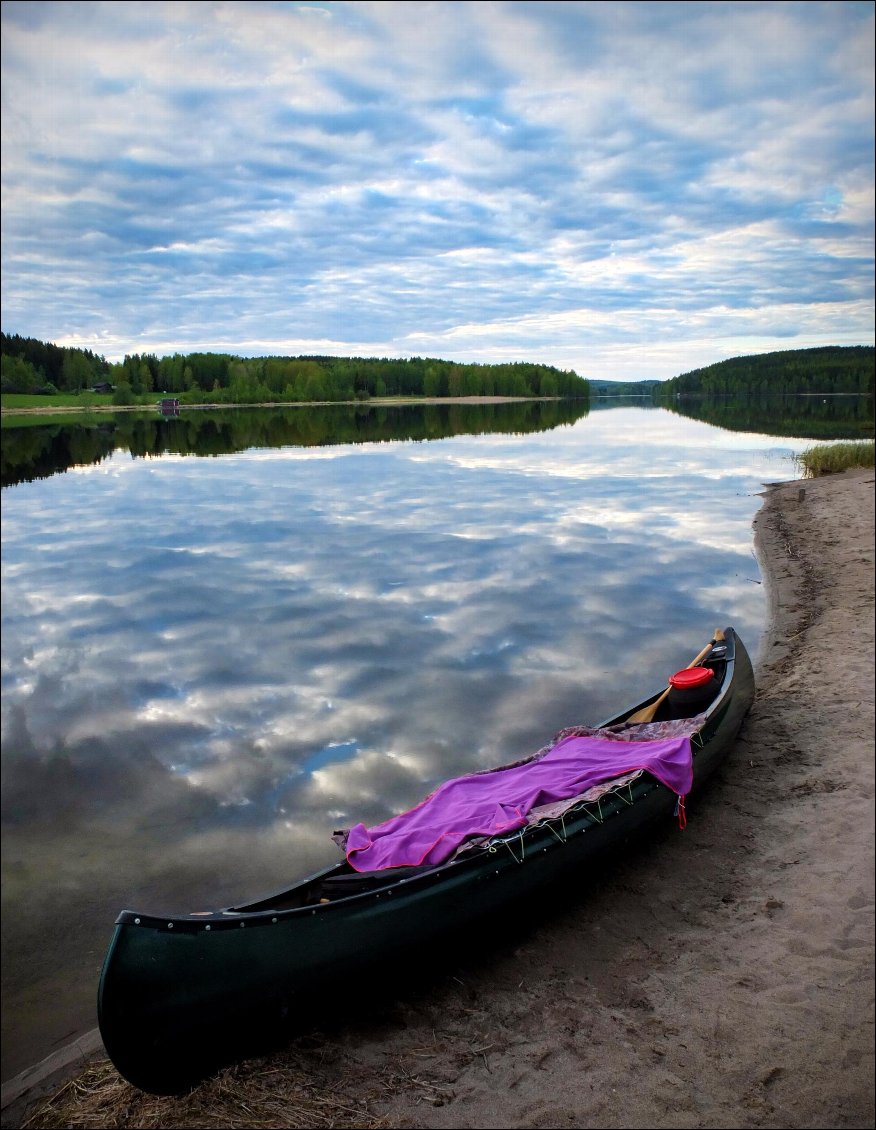 Lac miroir pour une journée paisible.