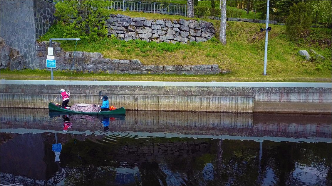 Alors après avoir téléphoné au numéro indiqué, nous avons compris qu'il fallait tirer sur la tirette pour enclencher la mise en route des écluses, qui sont toutes automatiques et toutes GRATUITES, même pour les bateaux à moteur.