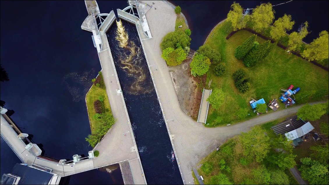 Le temps que ça se remplisse j’envoie le drone à 200 mètres au dessus du canoë.
Le niveau de stress que ça engendre s'établi souvent en fonction de la hauteur où il se trouve... Mais jusqu 'ici, tout va bien...