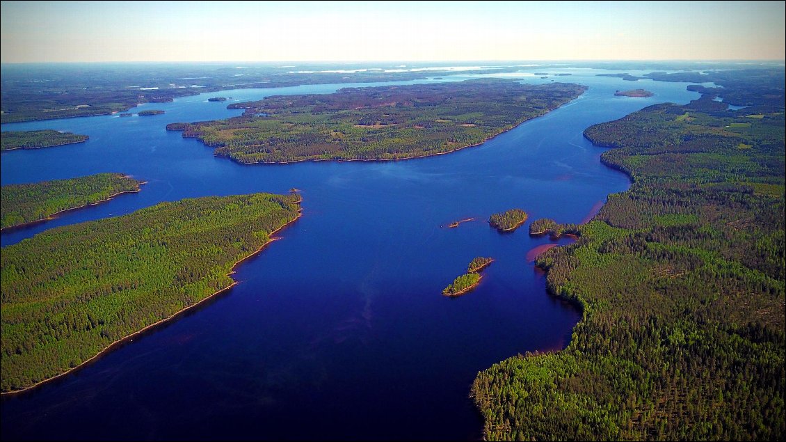 La grande île mesure... 3 km.
Le drone est à 500 mètres de haut, juste au dessus de nous et nous observons la suite avec gourmandise !